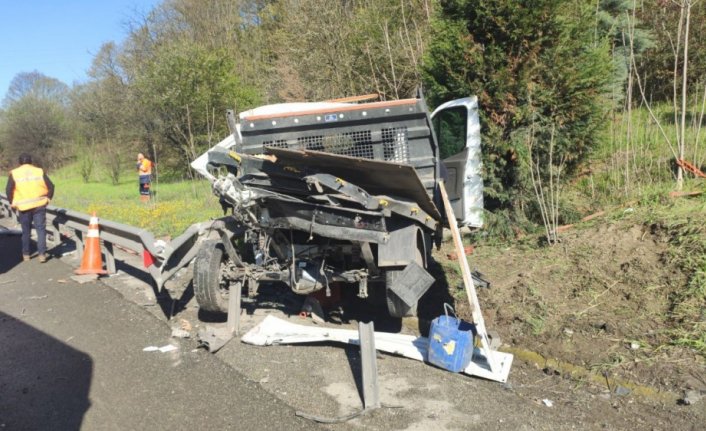 Anadolu Otoyolu'nda Karayolları kamyoneti bariyere çarptı: 1 ölü, 1 yaralı