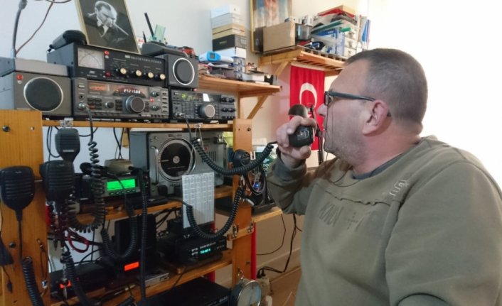 Arızalı telsizleri 31 yıldır tamir ederek haberleşmeye katkı sağlıyor