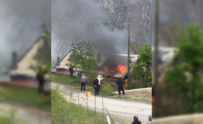 Artvin'de iki katlı ev yanarak kullanılamaz hale geldi