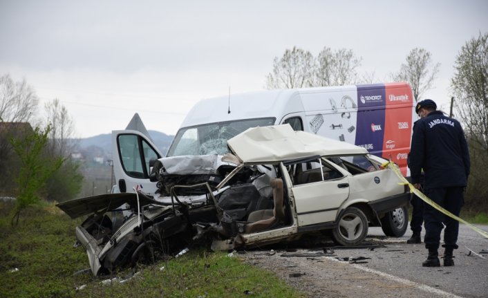 Bartın'da minibüs ile otomobil çarpıştı: 1 ölü, 1 yaralı
