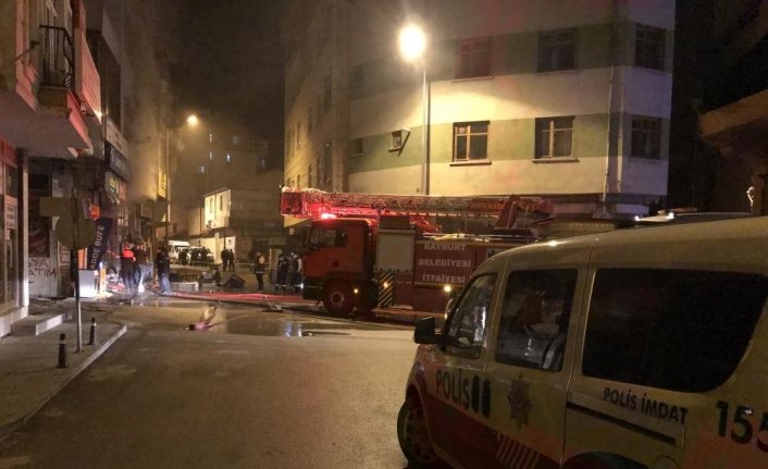 Bayburt'ta ikinci el eşya dükkanında çıkan yangın söndürüldü