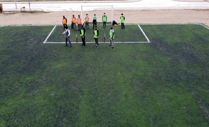 Bayburt'ta öğretmenler atıl sentetik çimden öğrencileri için saha yaptı