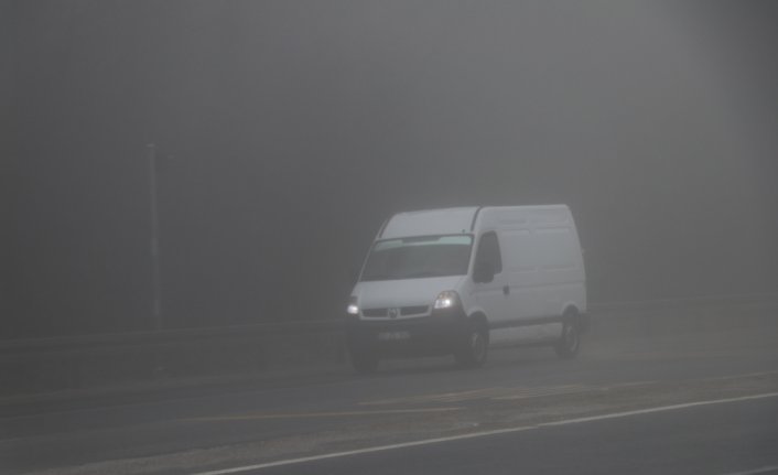 Bolu Dağı'nda sağanak ve sis nedeniyle görüş mesafesi 30 metreye kadar düştü