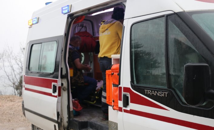 Bolu'da bariyerlere çarpan tırın sürücüsü yaralandı