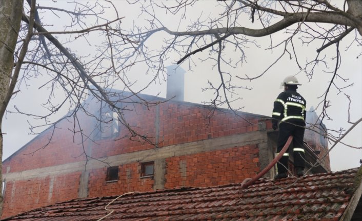 Bolu'da iki katlı evde çıkan yangında hasar meydana geldi