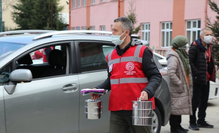 Bolu'da Türk Kızılay gönüllüsü öğretmenler ihtiyaç sahibi 750 kişiye iftar yemeği dağıttı