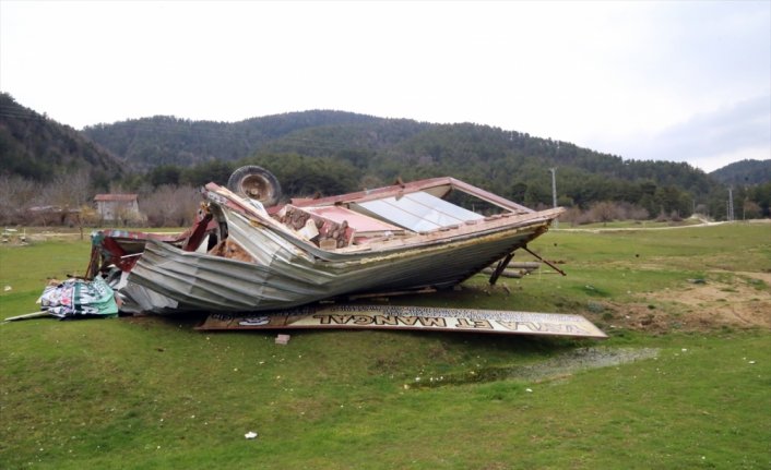 Bolu'da Yedigöller yolu üzerindeki kaçak yapıların yıkımına başlandı