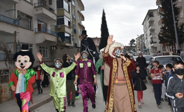 Boyabat ilçesinde çocuklara özel sokak gösterileri düzenlendi