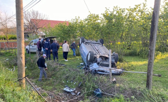 Çarşamba'da devrilen otomobilin sürücüsü yaralandı