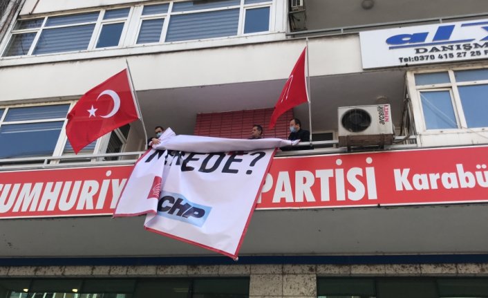 CHP Karabük İl Başkanlığı binasına asılan afiş indirildi