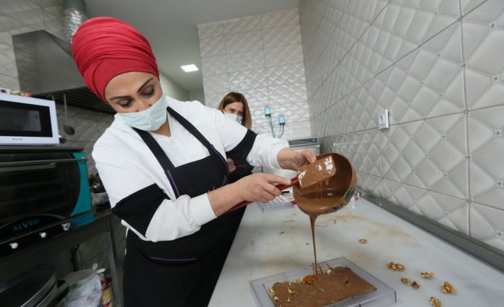 Çocukları için çikolata yapımını öğrenen kadın, kendini geliştirerek imalathane kurdu