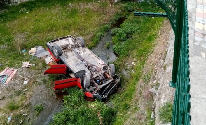 Çorum'da dereye devrilen otomobilin sürücüsü yaralandı