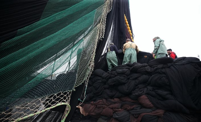 Doğu Karadenizli balıkçılar ağlarını toplamaya başladı
