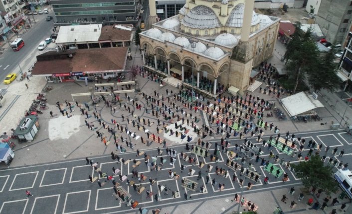 Düzce, Bartın ve Karabük'te ramazanın ilk cuma namazı Kovid-19 tedbirleri kapsamında kılındı
