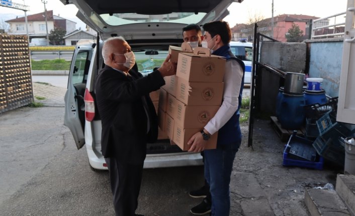 Düzce Belediyesi, ihtiyaç sahiplerine iftarda sıcak yemek ulaştırıyor