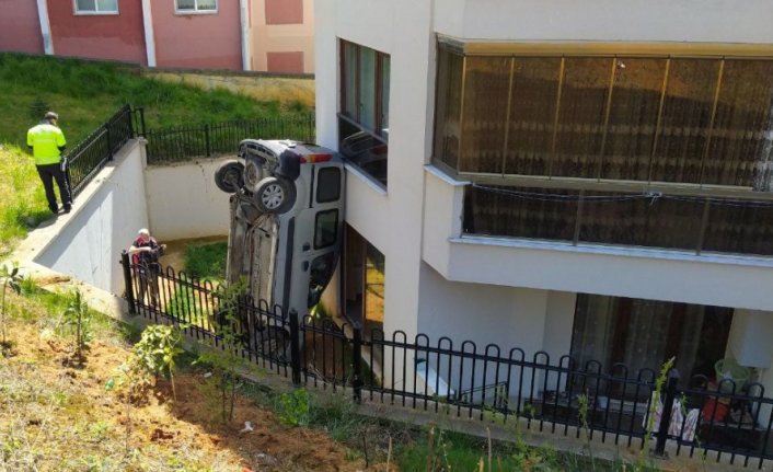 Düzce'de hafif ticari araç evin bahçesine devrildi: 2 yaralı