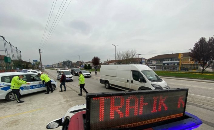 Düzce'de kısıtlama denetiminde araçlarında uyuşturucu bulunan 2 kişi gözaltına alındı
