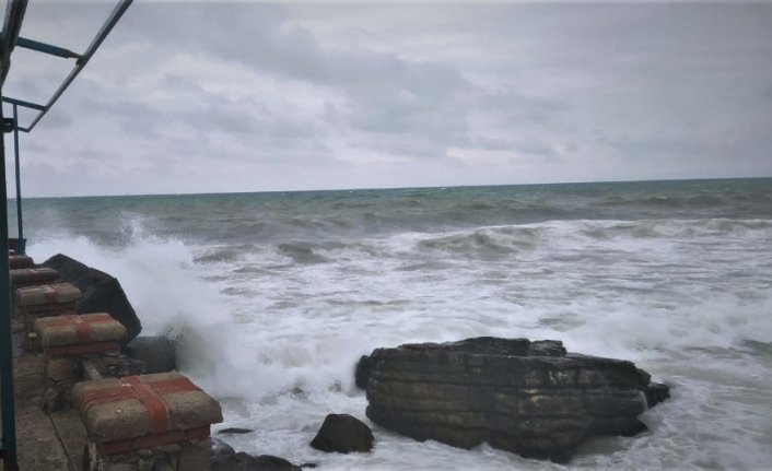 Düzce'de kuvvetli rüzgarda 4 metrelik dalgalar oluştu
