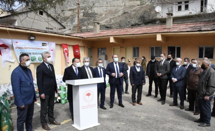 Gümüşhane'de üreticilere 90 ton yem bitkisi tohumu desteği verildi