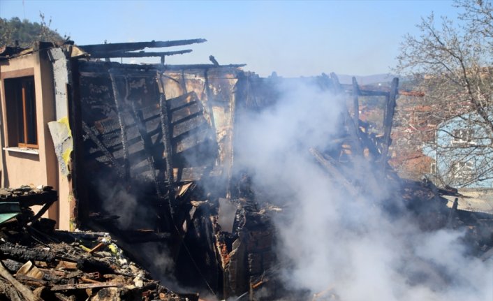 GÜNCELLEME 2- Kastamonu'da odunlukta çıkan ve 4 eve sıçrayan yangın kontrol altına alındı