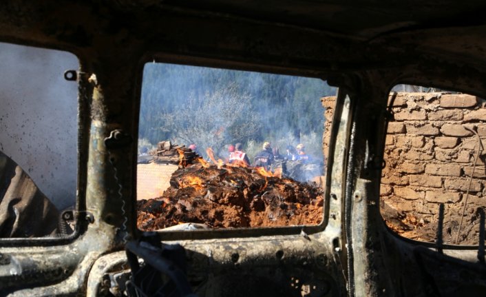 GÜNCELLEME 3 - Kastamonu'nun Pınarbaşı ilçesinde anne ile kızının hayatını kaybettiği yangın kontrol altına alındı
