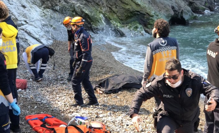 GÜNCELLEME - Zonguldak'ta uçuruma yuvarlanan otomobil denize devrildi: 1 ölü