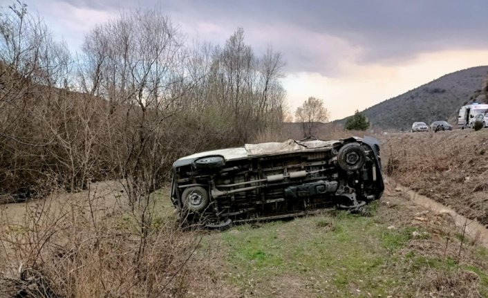 Karabük'te devrilen kamyonetteki iki kişi yaralandı