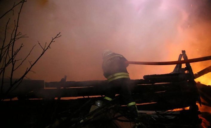 Kastamonu'da odunlukta çıkan ve 4 eve sıçrayan yangını söndürme çalışmaları sürüyor
