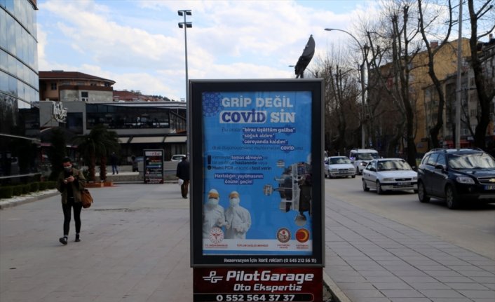 Kastamonu'da vatandaşlar Kovid-19'u griple karıştırmamaları için ilanlarla uyarılıyor