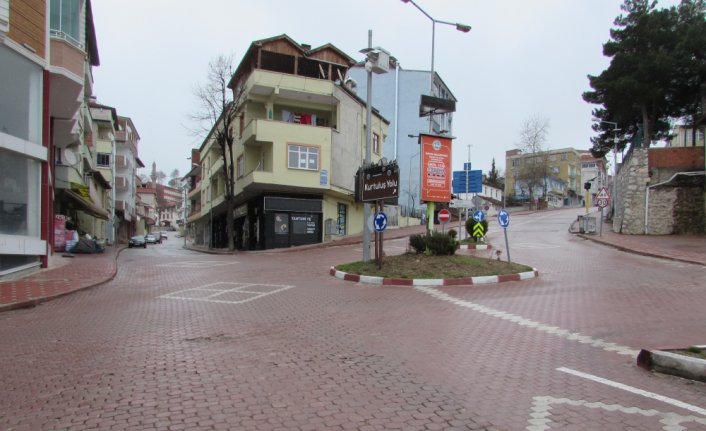 Kavak'ta Kovid-19 nedeniyle uygulanan sokağa çıkma kısıtlamasında sessizlik yaşanıyor