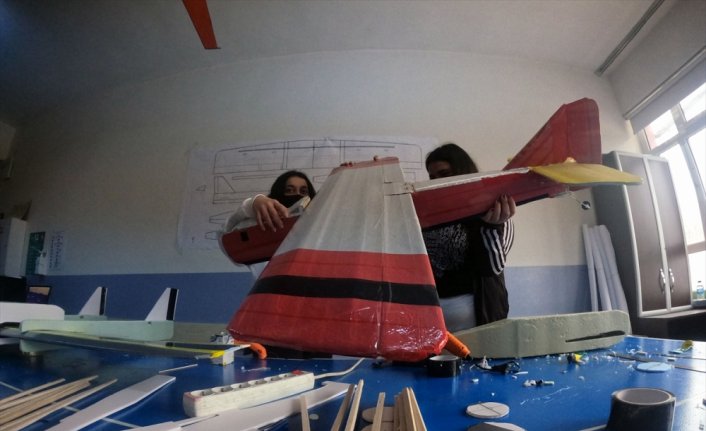 Model uçak tasarlayan liseliler, TEKNOFEST'te başarılı olmayı hedefliyor