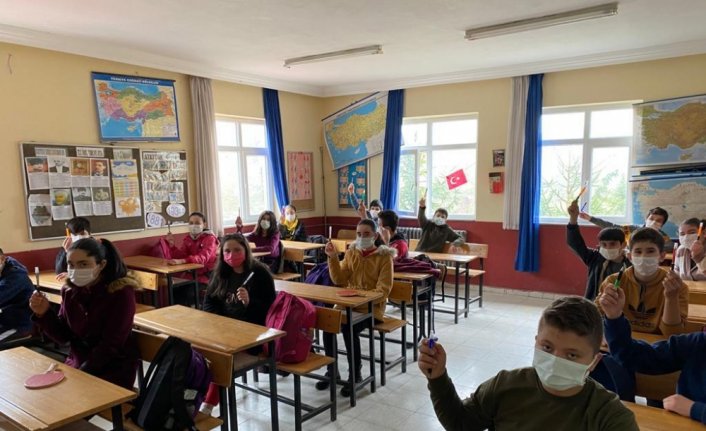 Ordu Büyükşehir Belediyesi 20 bin öğrenciye dezenfektanlı kalem dağıttı