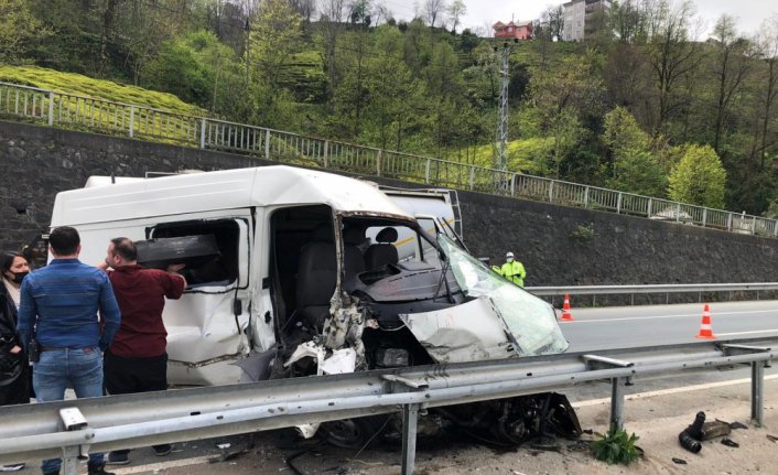 Rize'de park halindeki beton miksere çarpan minibüsteki 2 kişi yaralandı