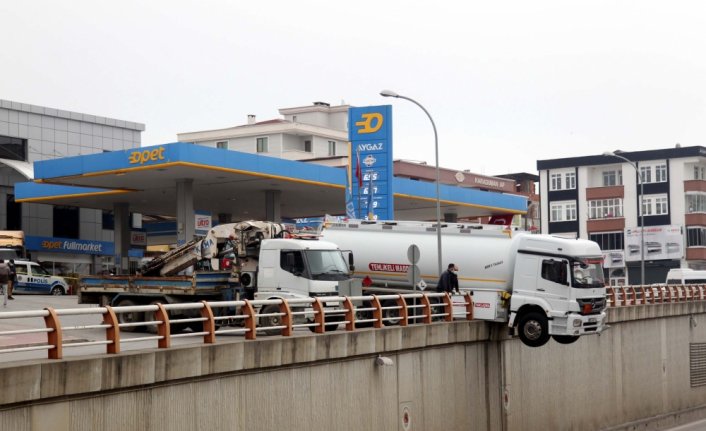 Samsun'da sürücüsünün el frenini çekmeyi unuttuğu tanker viyadükte asılı kaldı