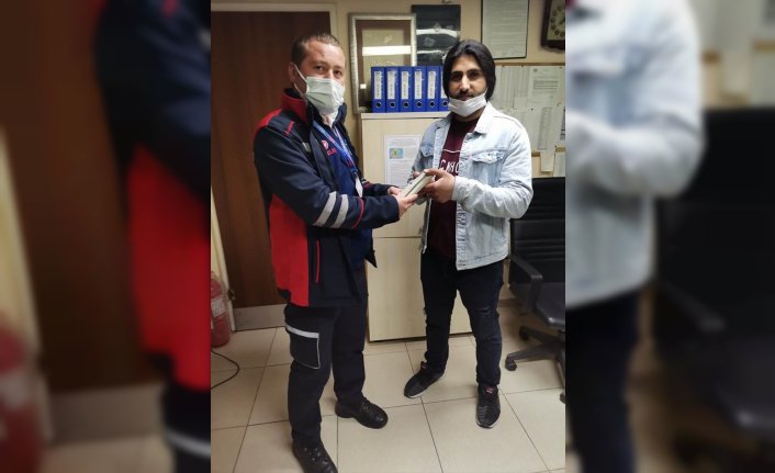 Samsun'da tramvayda bulunan para dolu cüzdan sahibine ulaştırıldı