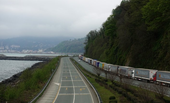 Sarp Sınır Kapısı'nda yoğun tır kuyruğu oluştu