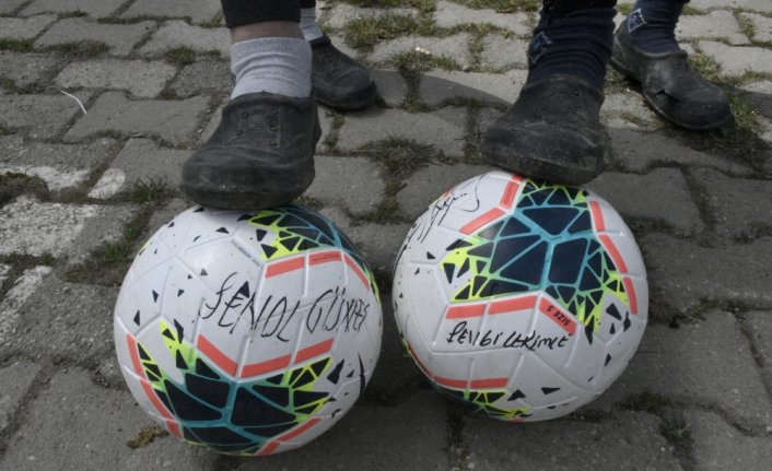 Şenol Güneş'ten Gümüşhaneli aileye imzalı top hediyesi