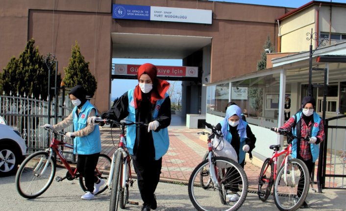 Sinop'ta gönüllü öğrenciler bisikletleriyle evlere iyilik taşıyor