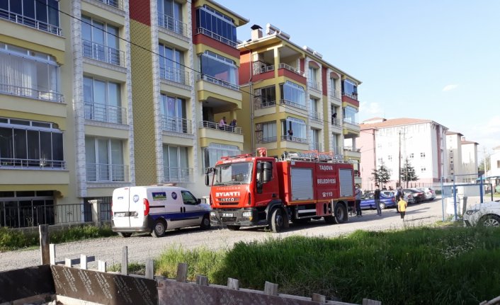 Taşova'da apartmanın deposunda çıkan yangın hasara yol açtı