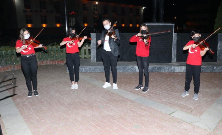 Taşova'da öğrenciler, 23 Nisan'ı İstiklal Marşı'nı kemanla çalarak kutladı