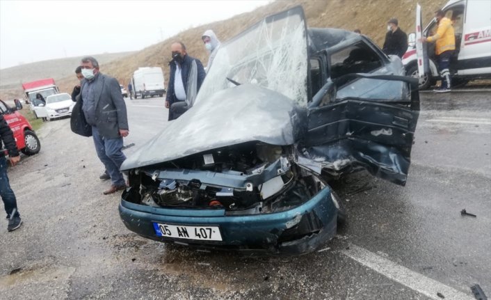 Tokat'ta 3 aracın karıştığı trafik kazasında bir kişi öldü, iki kişi yaralandı