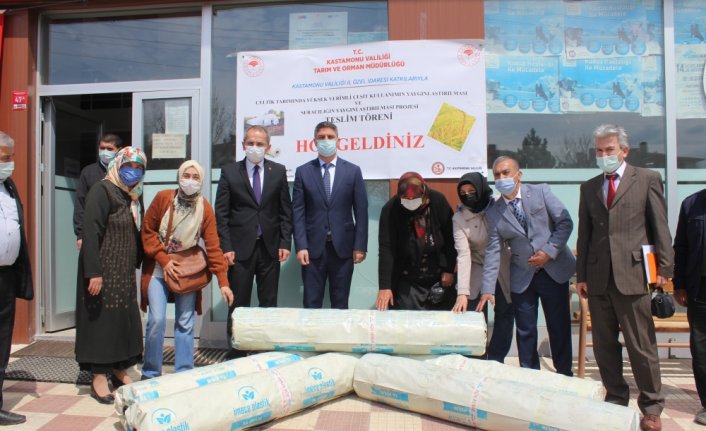 Tosya'da üreticilere sera naylonu ve çeltik tohumluğu dağıtıldı