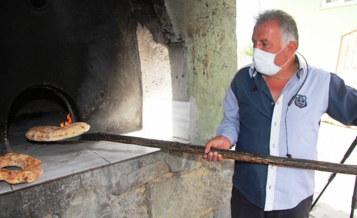 Amasya'da köy muhtarı tam kapanmada köylüler için ekmek pişiriyor