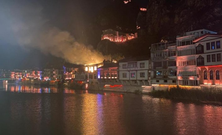 Amasya'da tarihi yalıboyu evlerinin bulunduğu alandaki otel olarak kullanılan konakta yangın çıktı