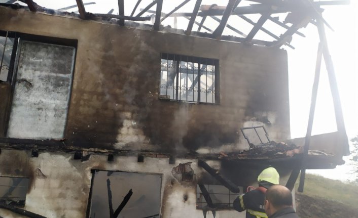 Amasya'da yıldırım isabet eden bağ evinde yangın çıktı