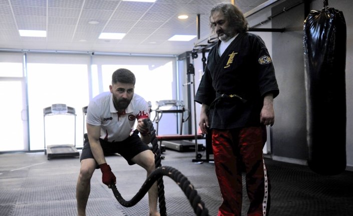 Antrenör baba, Balkan şampiyonu kick boksçu oğlunu müsabakalara hazırlıyor