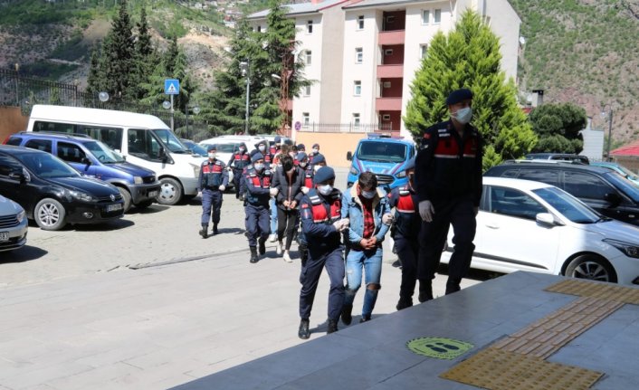 Artvin'de kablo ve rögar kapağı çaldıkları iddiasıyla 5 şüpheli tutuklandı