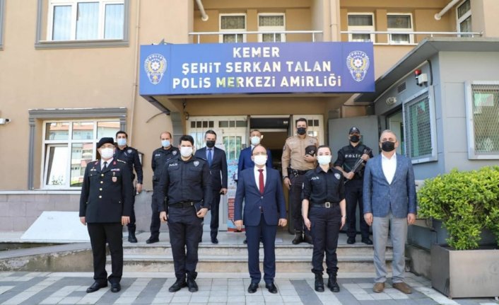 Bartın Valisi Sinan Güner, güvenlik güçleri ve huzurevi sakinleriyle bayramlaştı