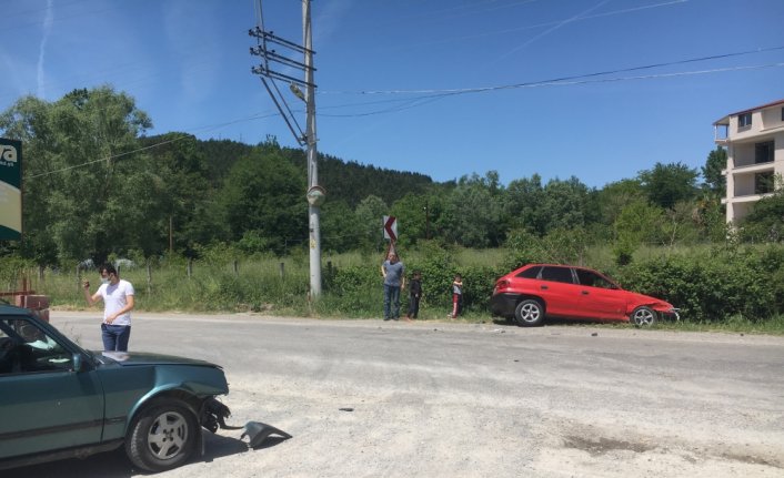 Bartın'da iki otomobilin çarpışması sonucu bir kişi yaralandı