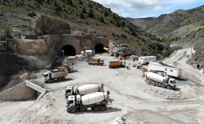Bayburt-Gümüşhane kara yolundaki Vauk Tüneli'nde kazı işleminin yüzde 30'u tamamlandı